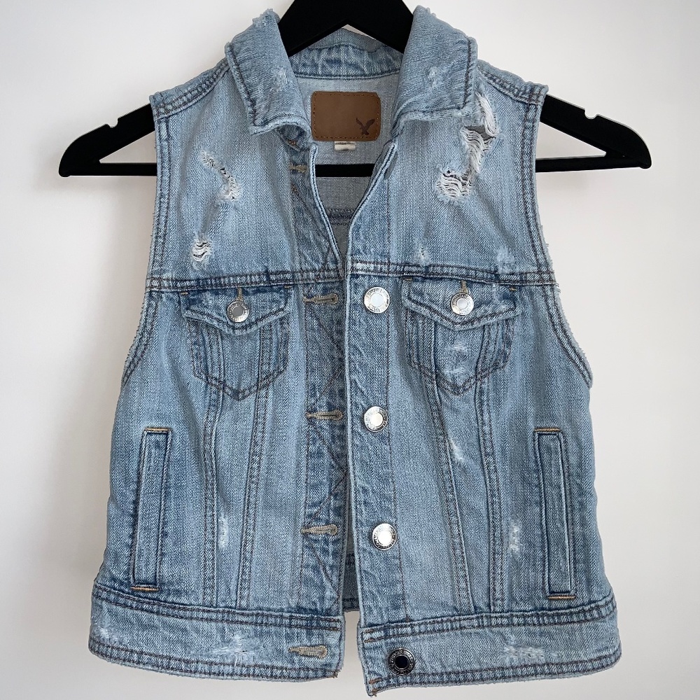 🏷️ 🌸 2/$20 or 3/$24 - AE Distressed Denim Vest